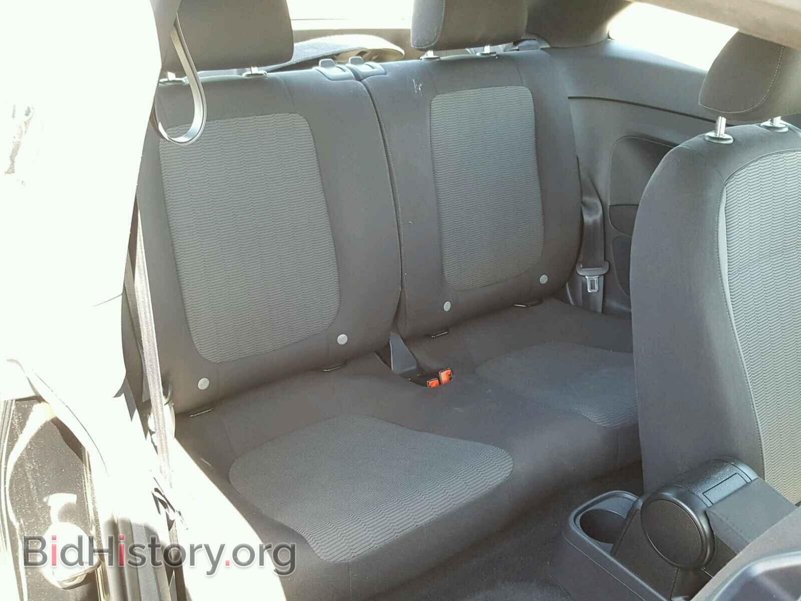 2013 VOLKSWAGEN BEETLE - VIN: 3VWFP7AT1DM663634 - Photo 6