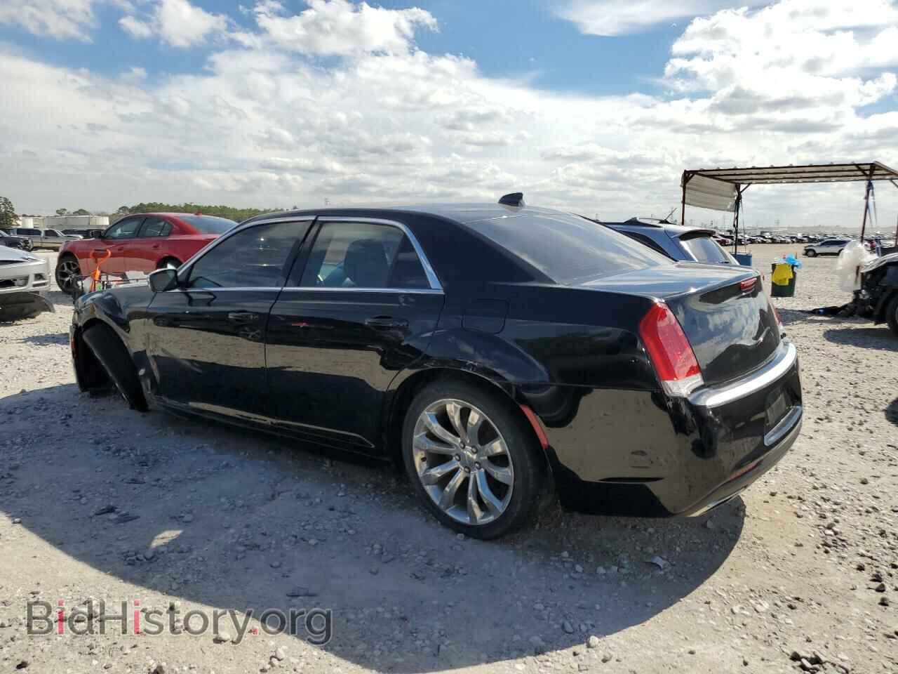 2019 CHRYSLER 300 - VIN: 2C3CCAAG8KH602332 - Фото 2