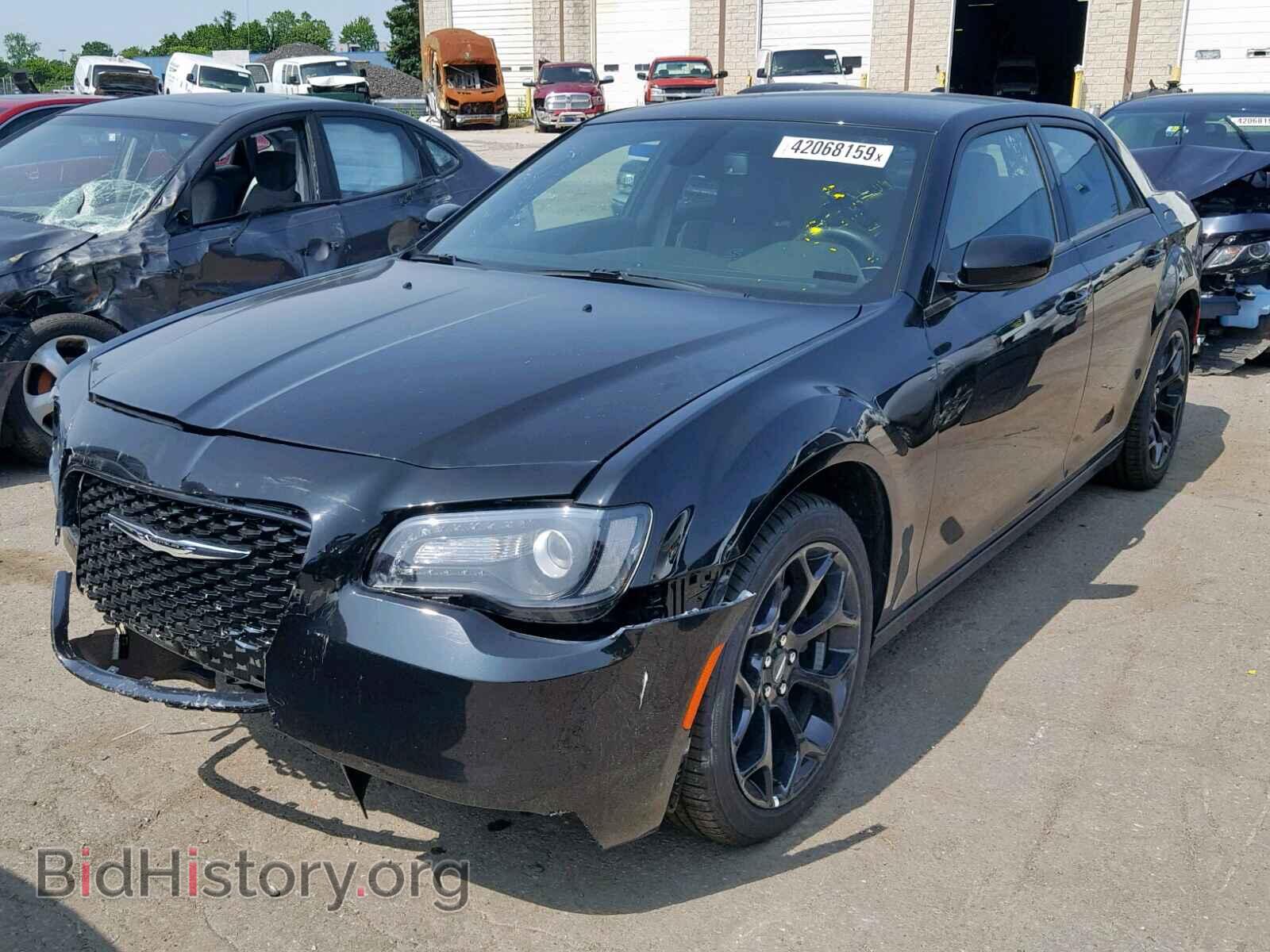 2019 CHRYSLER 300 - VIN: 2C3CCABGXKH617963 - Фото 2