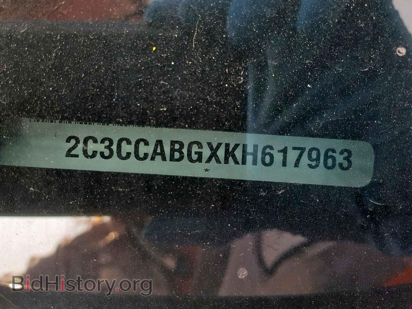 2019 CHRYSLER 300 - VIN: 2C3CCABGXKH617963 - Фото 10