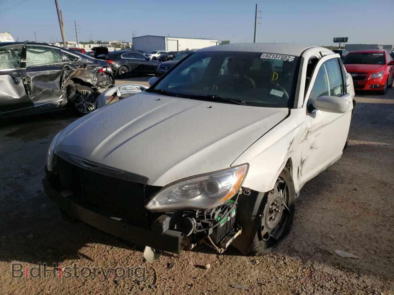 2013 CHRYSLER 200 - VIN: 1C3CCBAB3DN650275 - Фото 2
