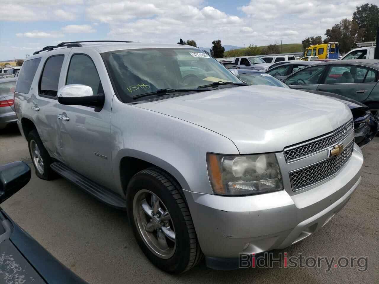 Photo 1GNSCBE02BR136527 - CHEVROLET TAHOE 2011