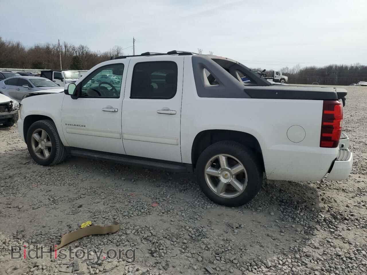 2011 CHEVROLET AVALANCHE - VIN: 3GNMCEE01BG206996 - Фото 2