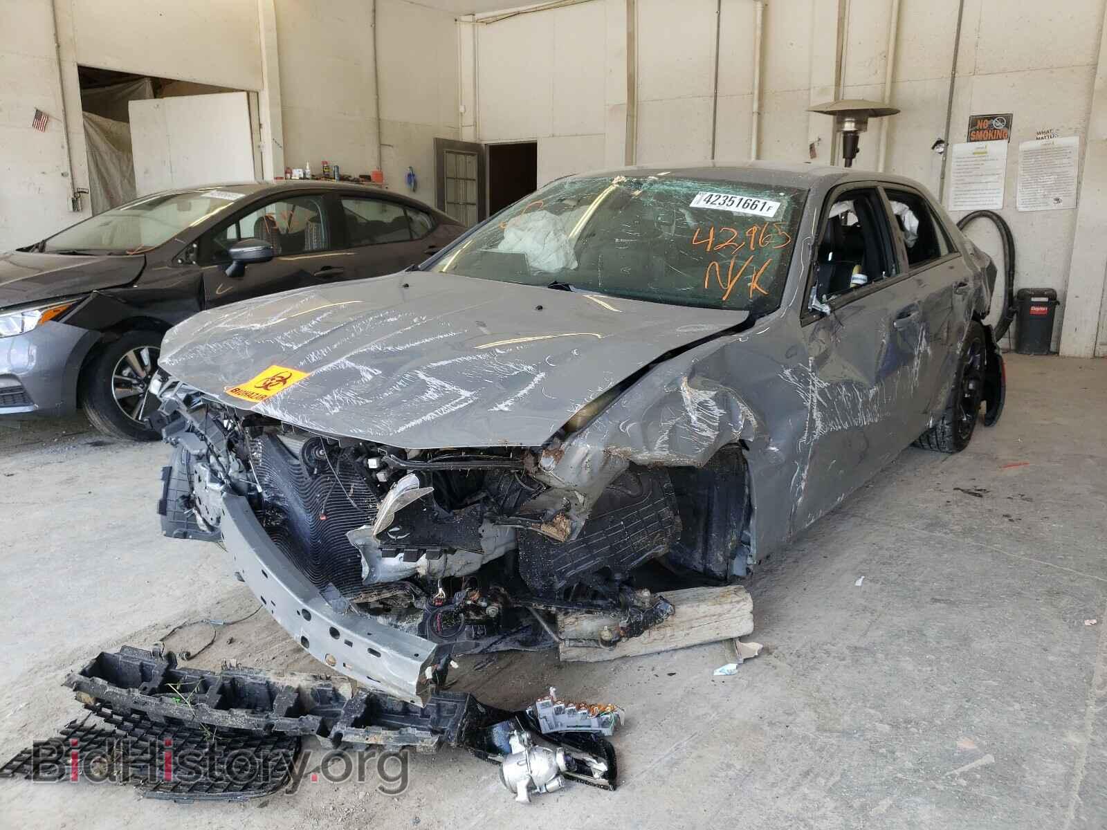 2019 CHRYSLER 300 - VIN: 2C3CCABG3KH628643 - Фото 2