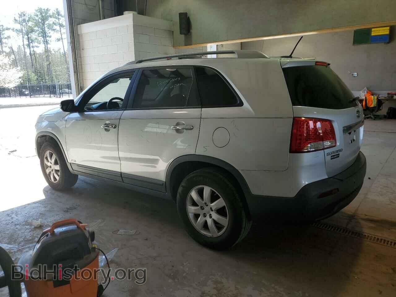 2011 KIA SORENTO - VIN: 5XYKTDA11BG128291 - Фото 2