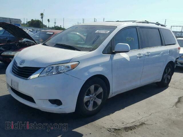 2013 TOYOTA SIENNA LE - VIN: 5TDKK3DC8DS403039 - Фото 2