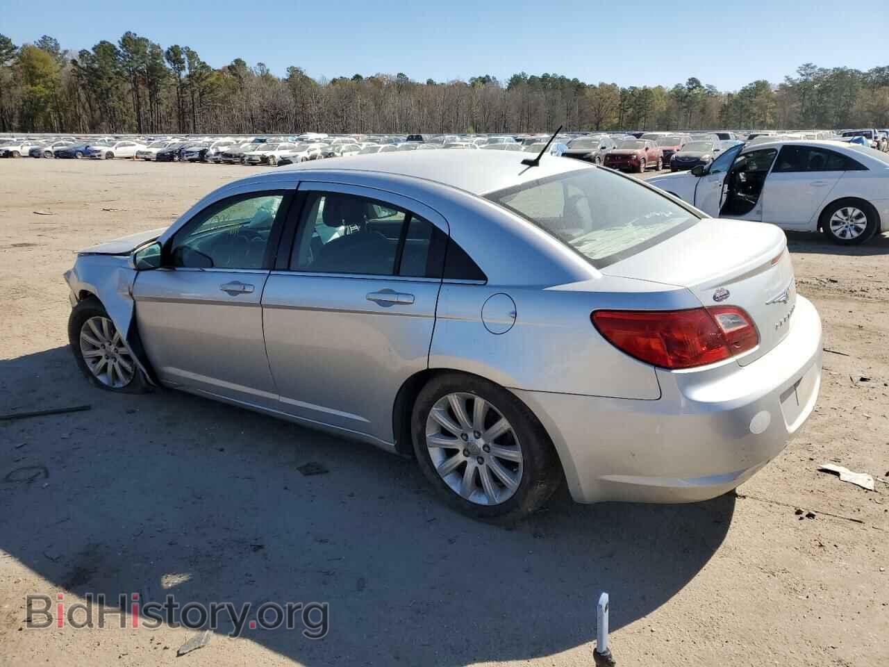 2010 CHRYSLER SEBRING - VIN: 1C3CC5FB9AN208512 - Фото 2