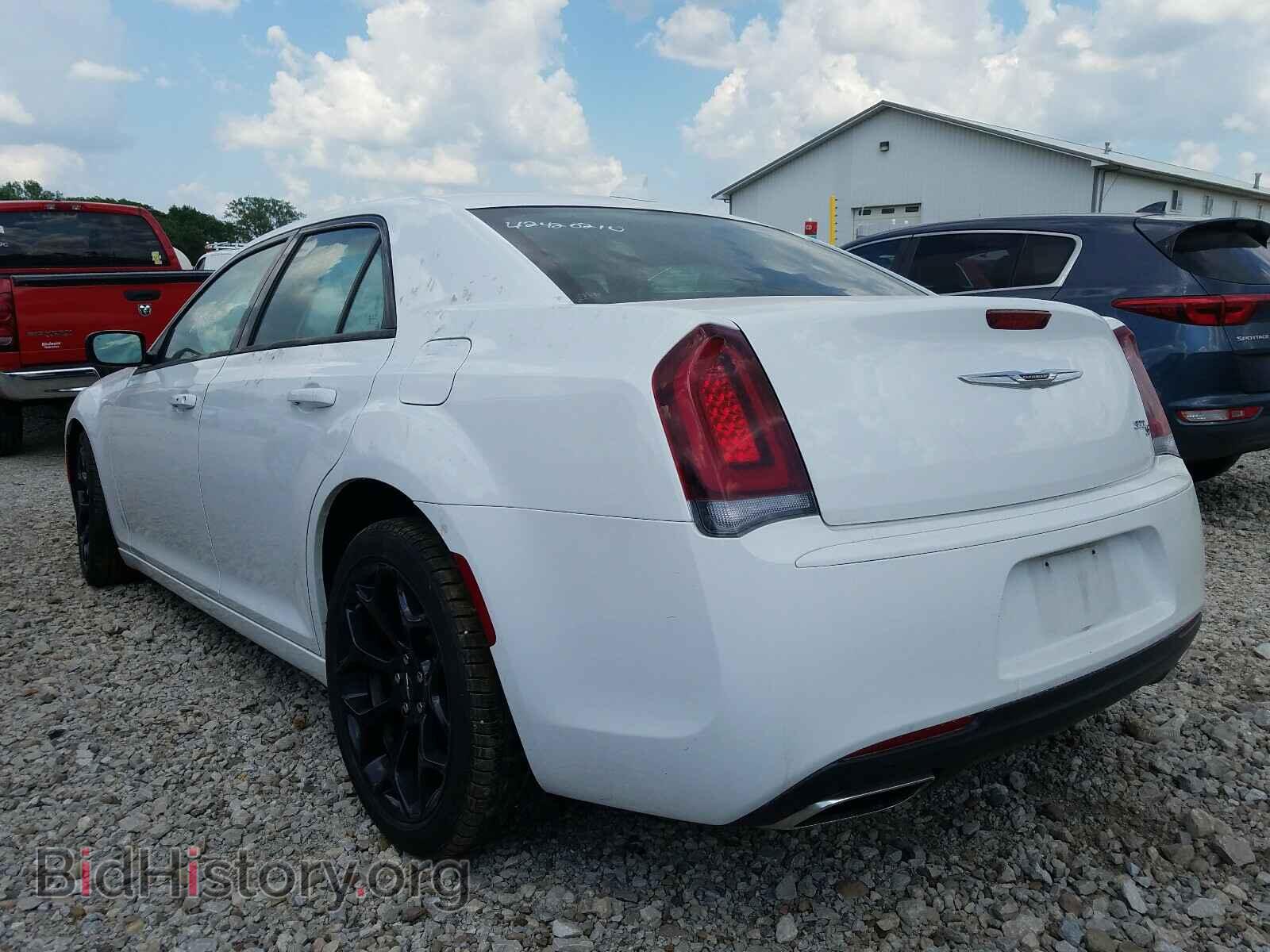 2019 CHRYSLER 300 - VIN: 2C3CCABG0KH628700 - Фото 3