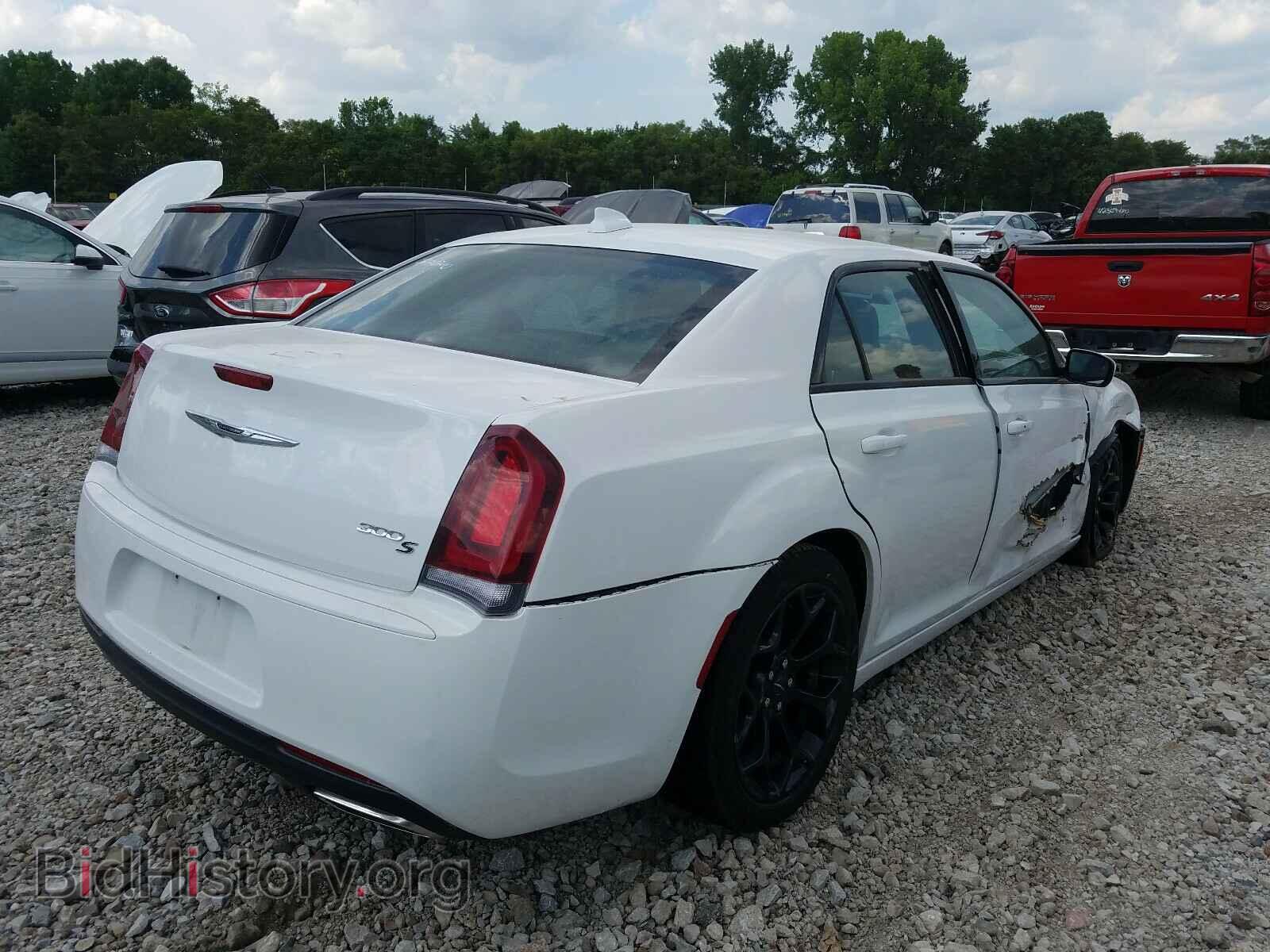 2019 CHRYSLER 300 - VIN: 2C3CCABG0KH628700 - Фото 4