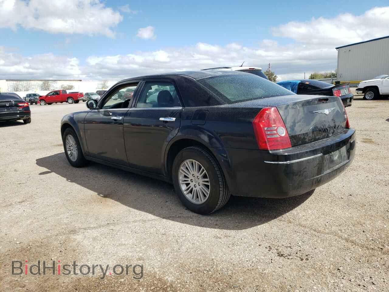 2010 CHRYSLER 300 - VIN: 2C3CA4CD9AH330897 - Фото 2