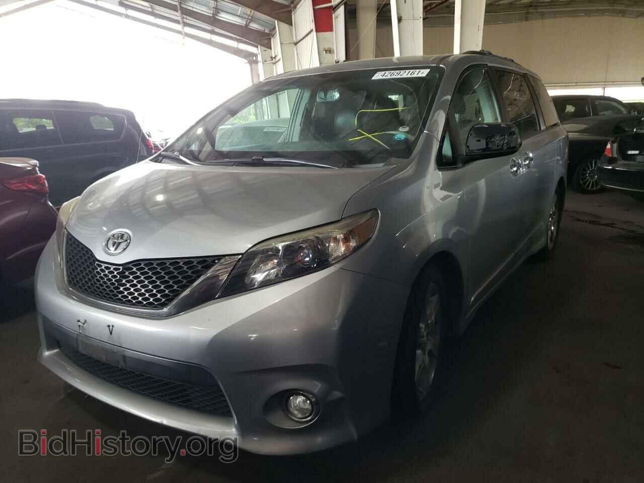 2013 TOYOTA SIENNA - VIN: 5TDXK3DC8DS306445 - Фото 2