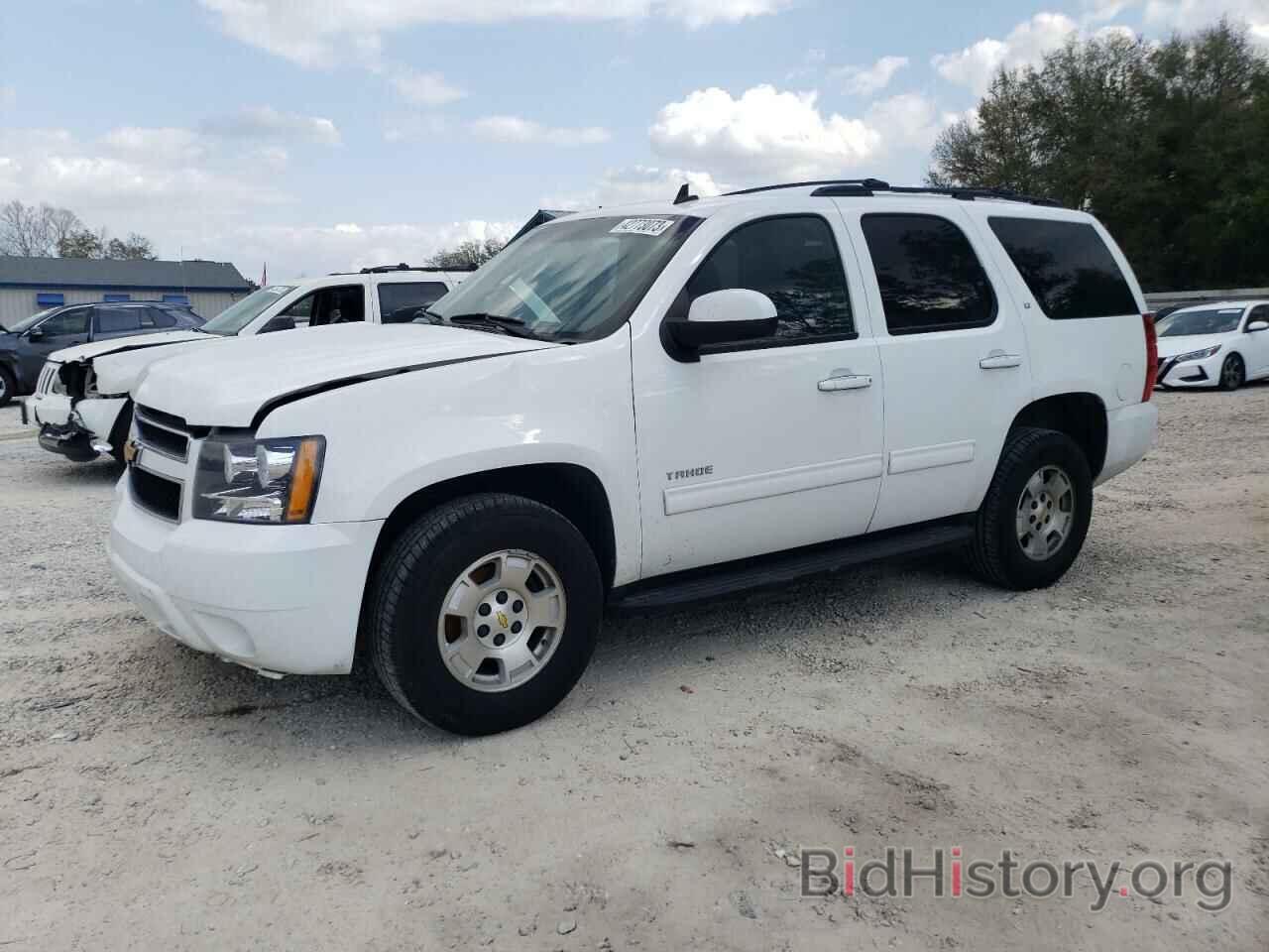 Photo 1GNSKBE08BR192586 - CHEVROLET TAHOE 2011