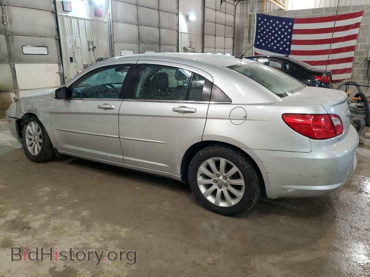 2010 CHRYSLER SEBRING - VIN: 1C3CC5FB2AN147729 - Фото 2