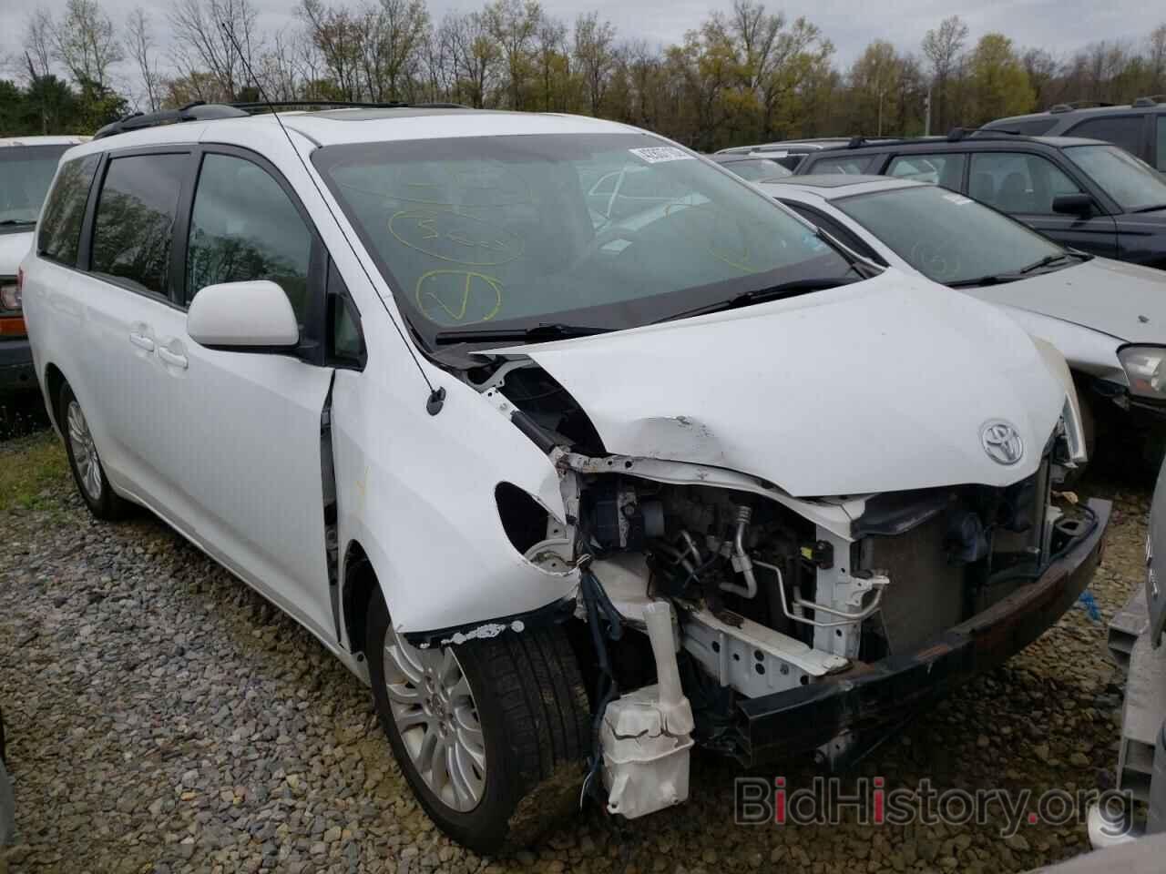 Photo 5TDYK3DC1BS171181 - TOYOTA SIENNA 2011