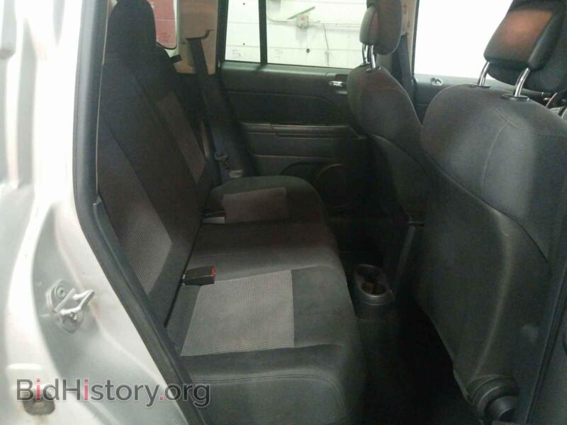 2011 Jeep COMPASS (VIN 1J4NF1FB3BD141752) — photo 6 of 10