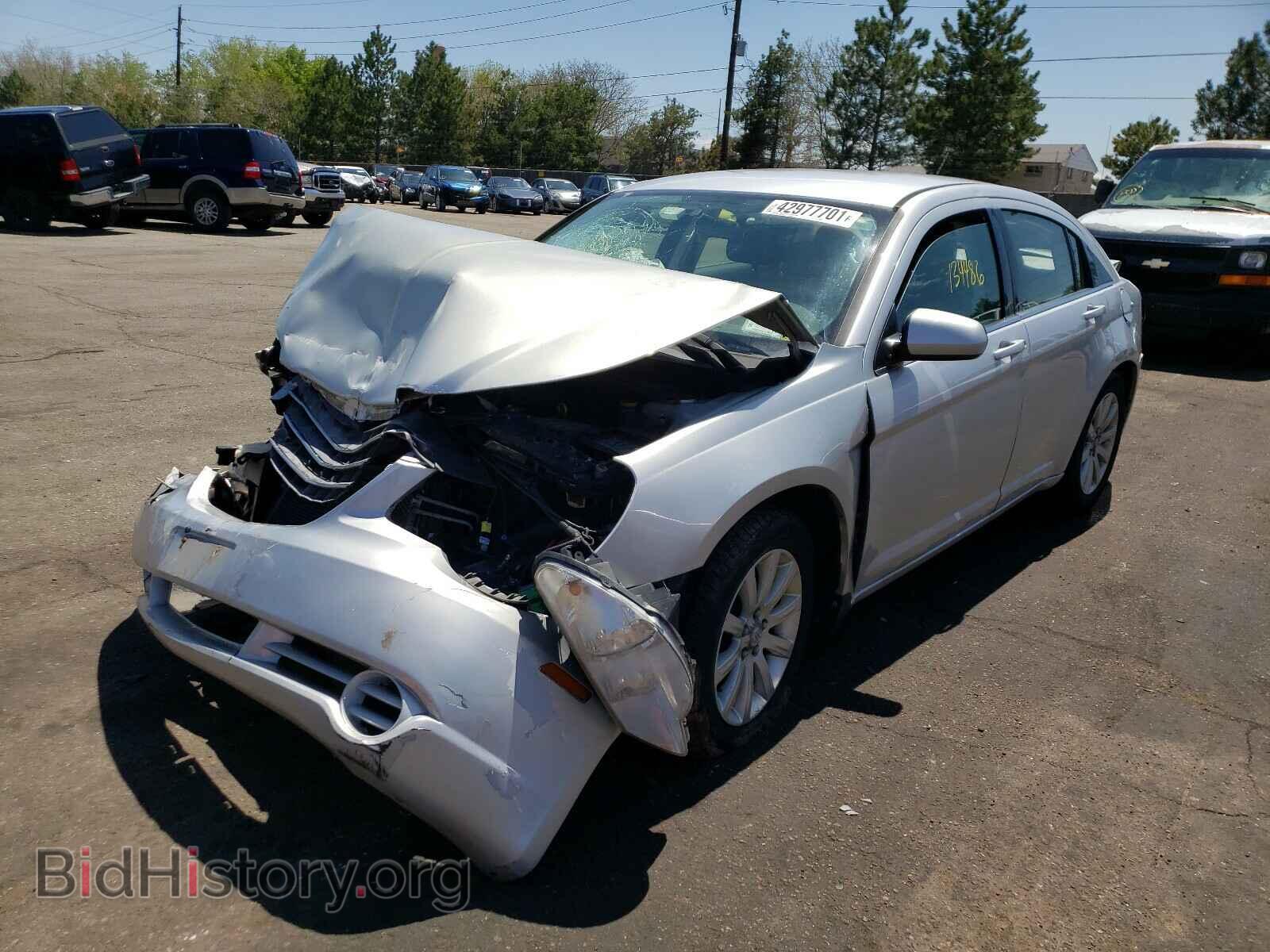 2010 CHRYSLER SEBRING - VIN: 1C3CC5FB5AN138314 - Фото 2