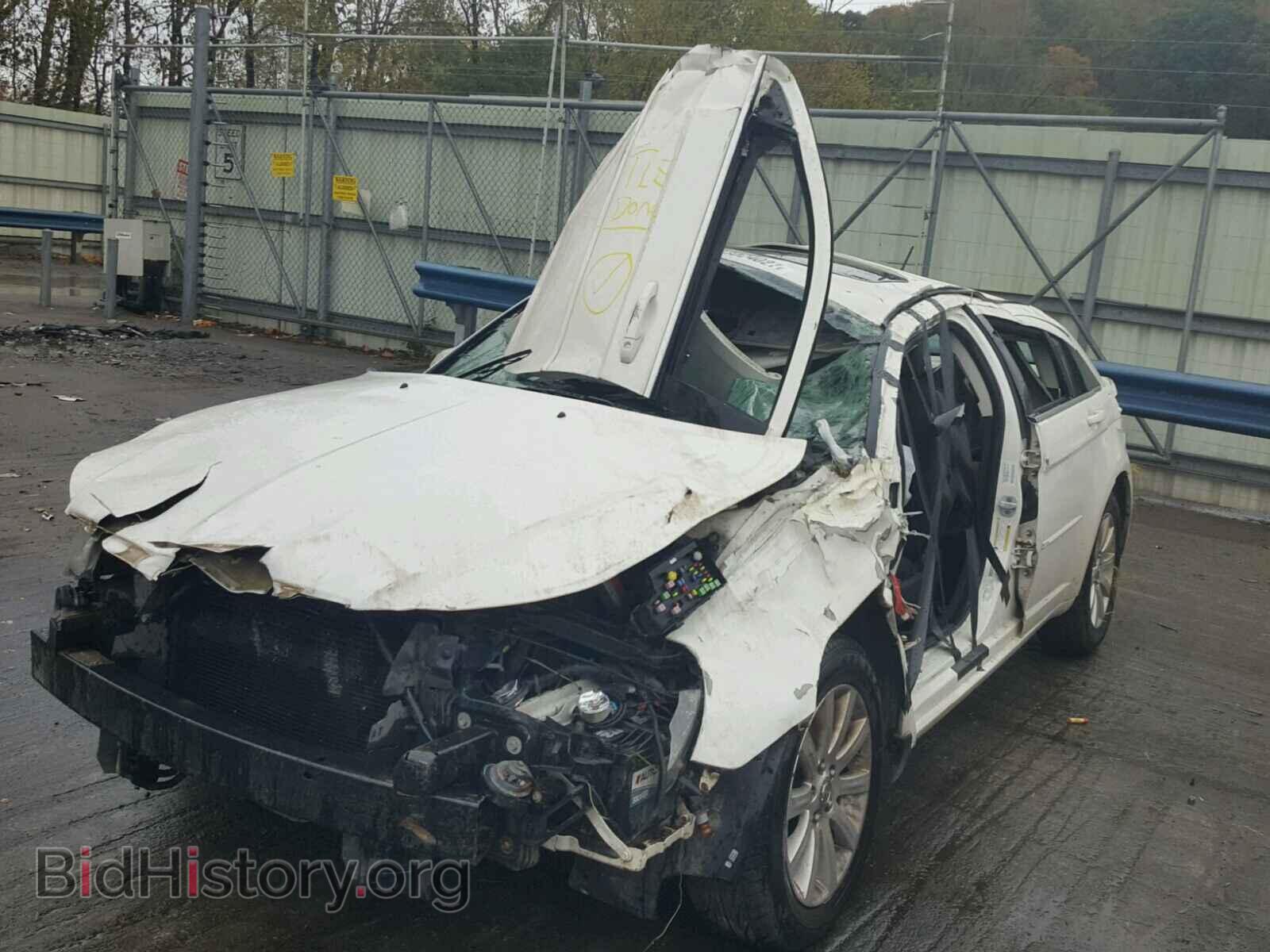 2010 CHRYSLER SEBRING - VIN: 1C3CC5FD3AN199677 - Фото 2