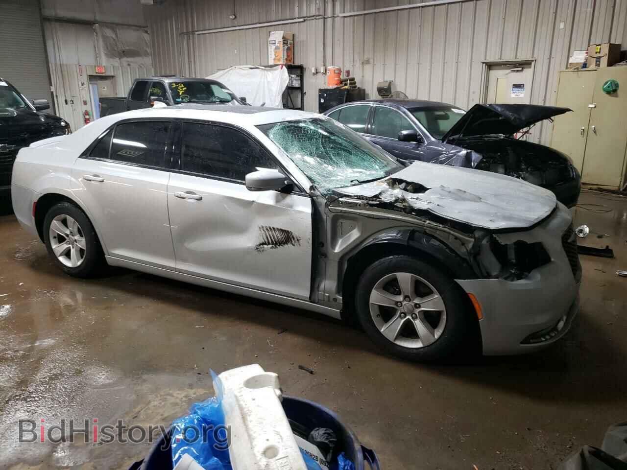 2019 CHRYSLER 300 - VIN: 2C3CCABG5KH577887 - Фото 4