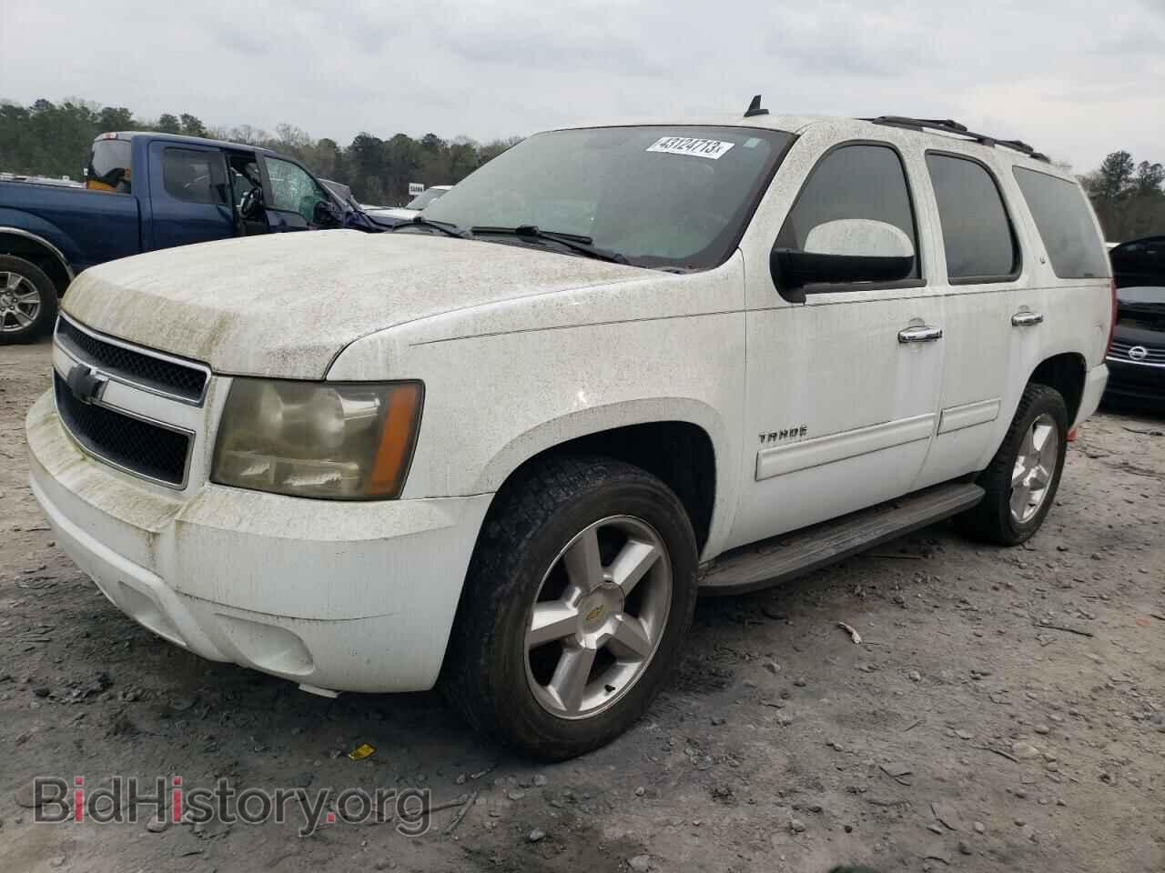 Photo 1GNSCBE09BR392647 - CHEVROLET TAHOE 2011
