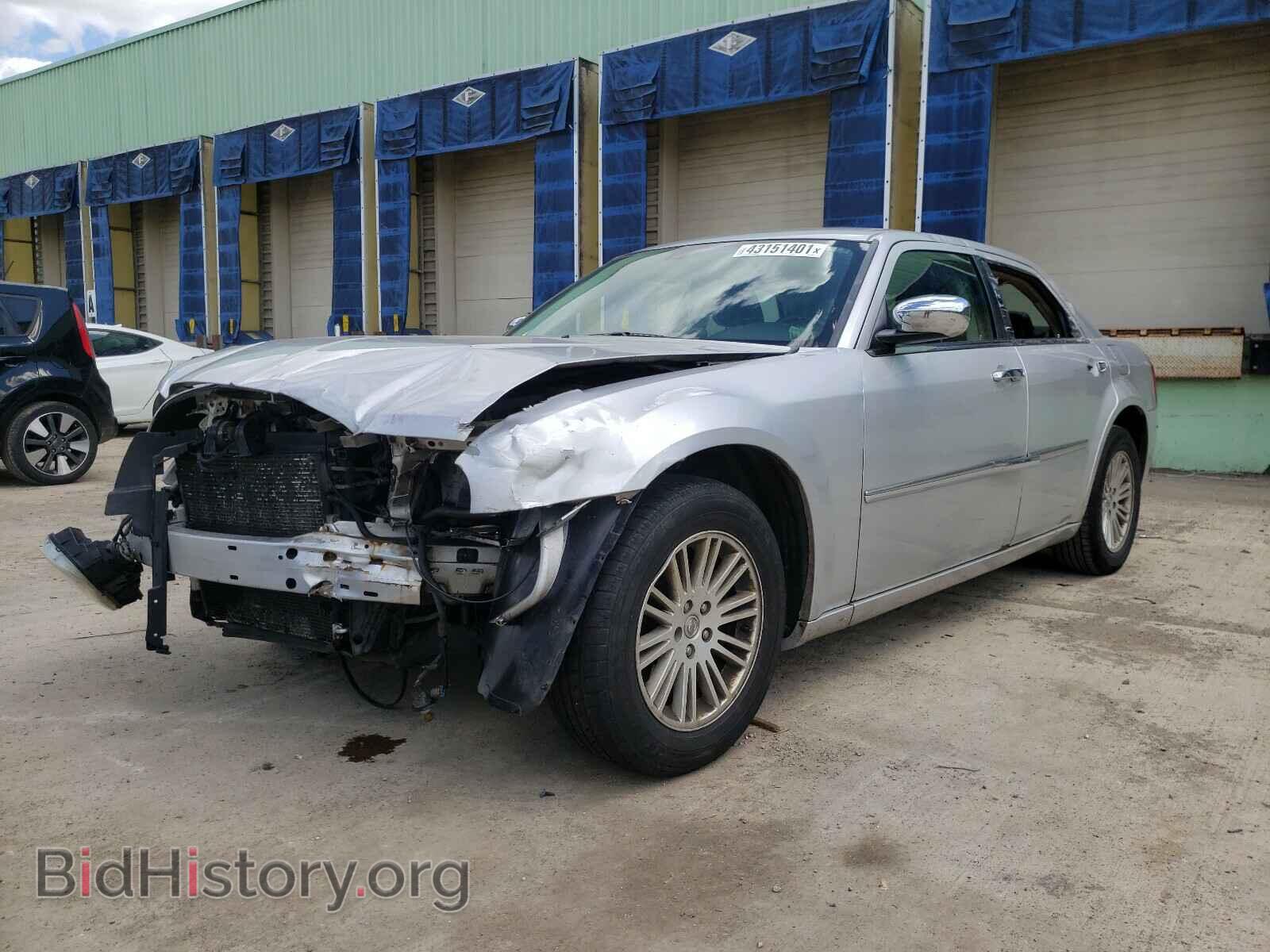 2010 CHRYSLER 300 - VIN: 2C3CA5CV0AH326879 - Фото 2