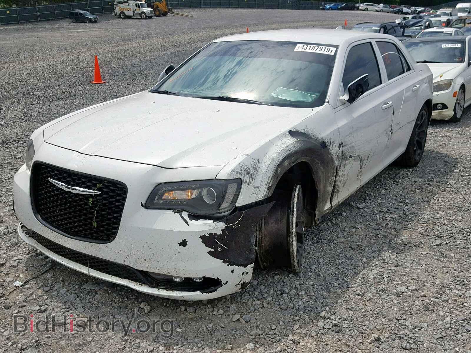 2019 CHRYSLER 300 - VIN: 2C3CCABG0KH516298 - Фото 2