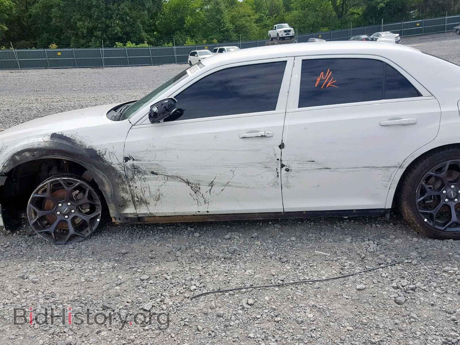2019 CHRYSLER 300 - VIN: 2C3CCABG0KH516298 - Фото 9