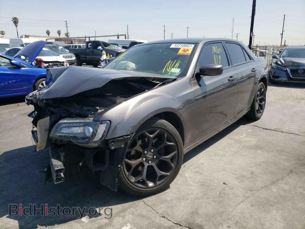 2019 CHRYSLER 300 - VIN: 2C3CCABG1KH601134 - Фото 2