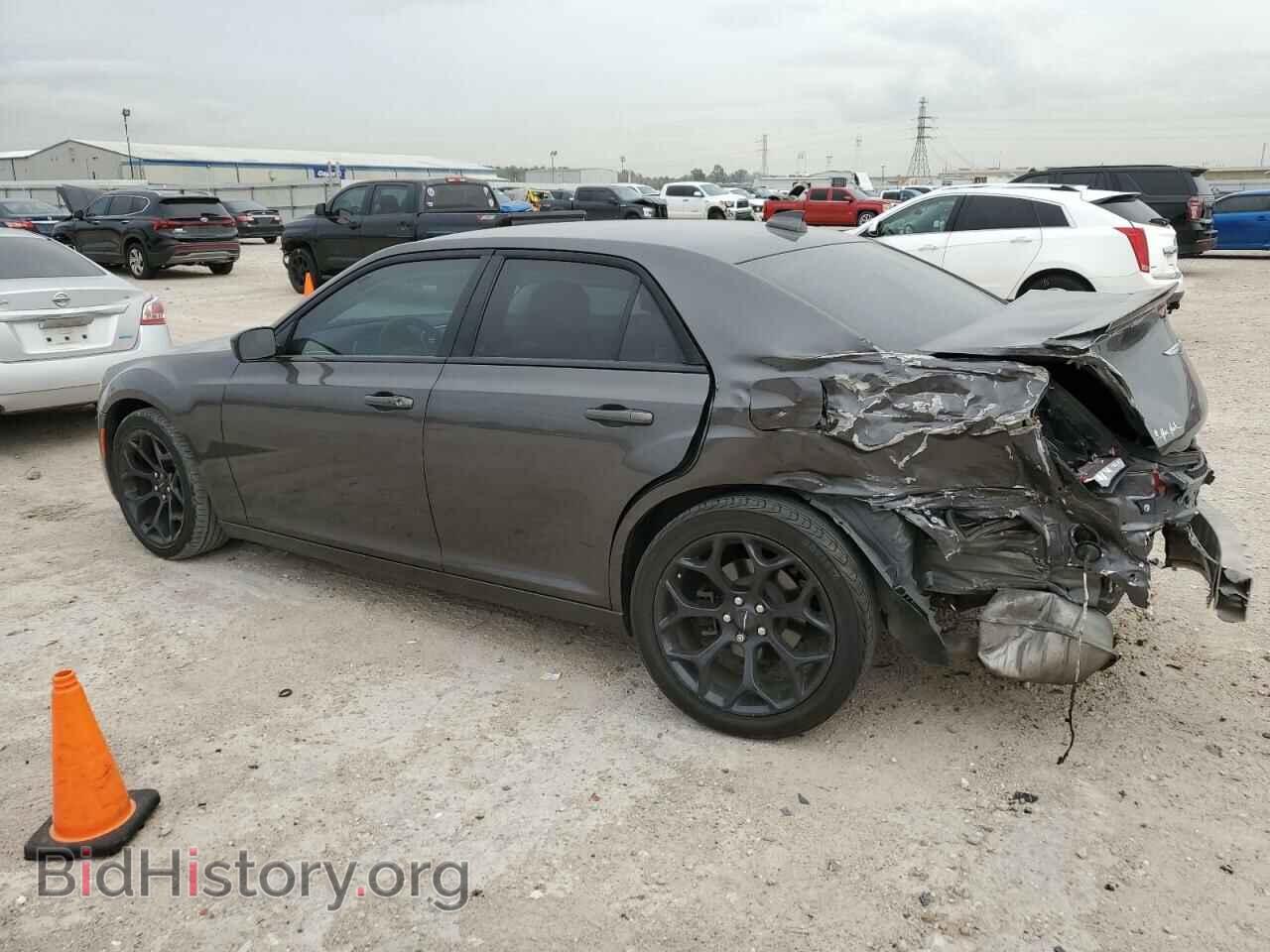 2019 CHRYSLER 300 - VIN: 2C3CCAAG9KH590532 - Фото 2