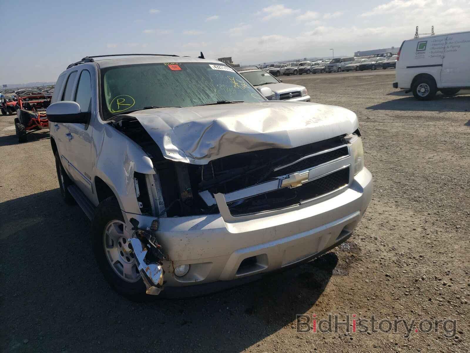 Photo 1GNSCBE08BR127797 - CHEVROLET TAHOE 2011