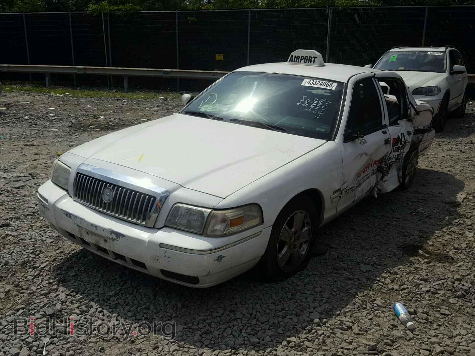 2011 FORD CROWN VIC - VIN: 2FABP7EV8BX158467 - Фото 2