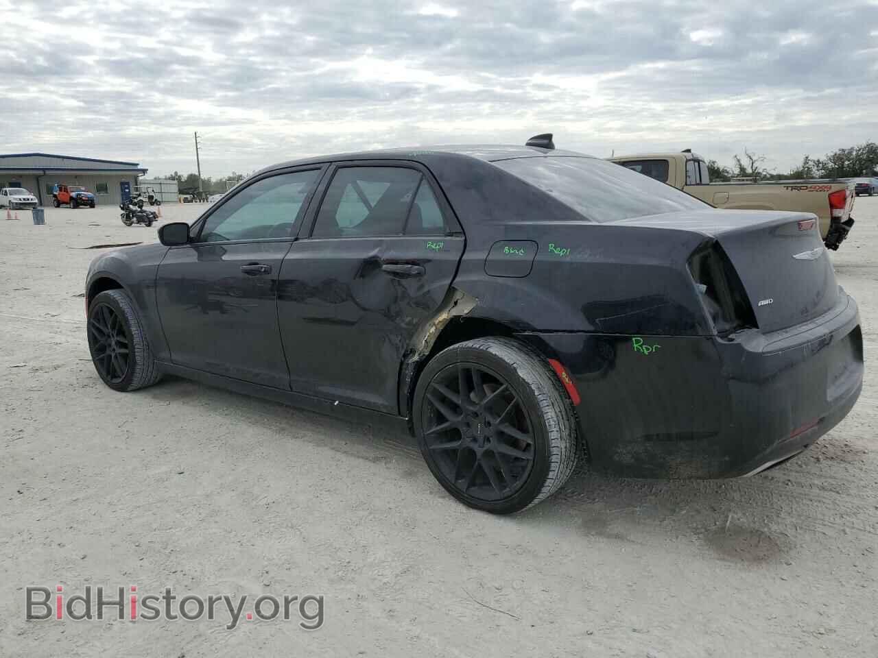 2019 CHRYSLER 300 - VIN: 2C3CCAGG2KH632093 - Фото 2