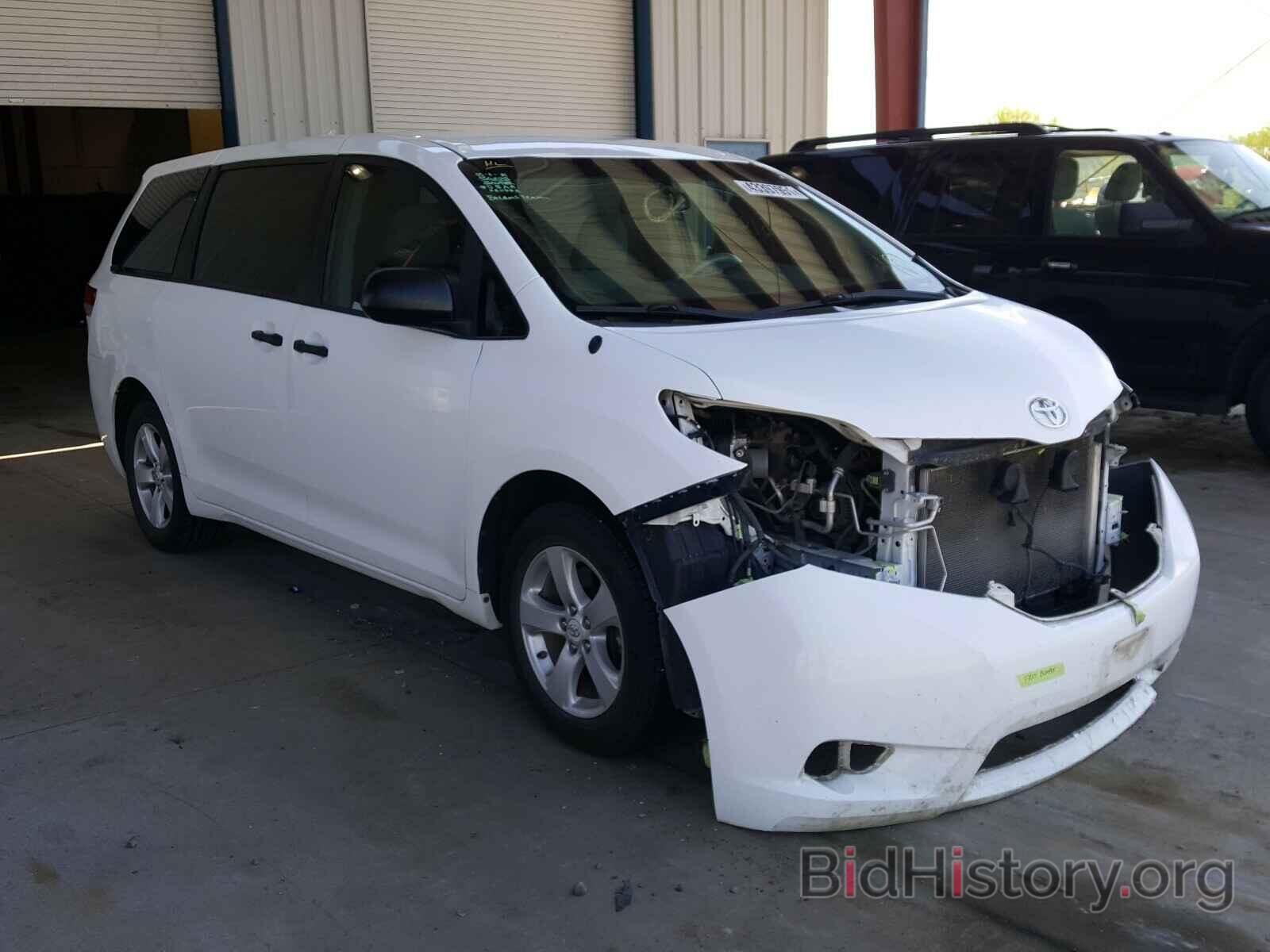 Photo 5TDKA3DC7BS001139 - TOYOTA SIENNA 2011