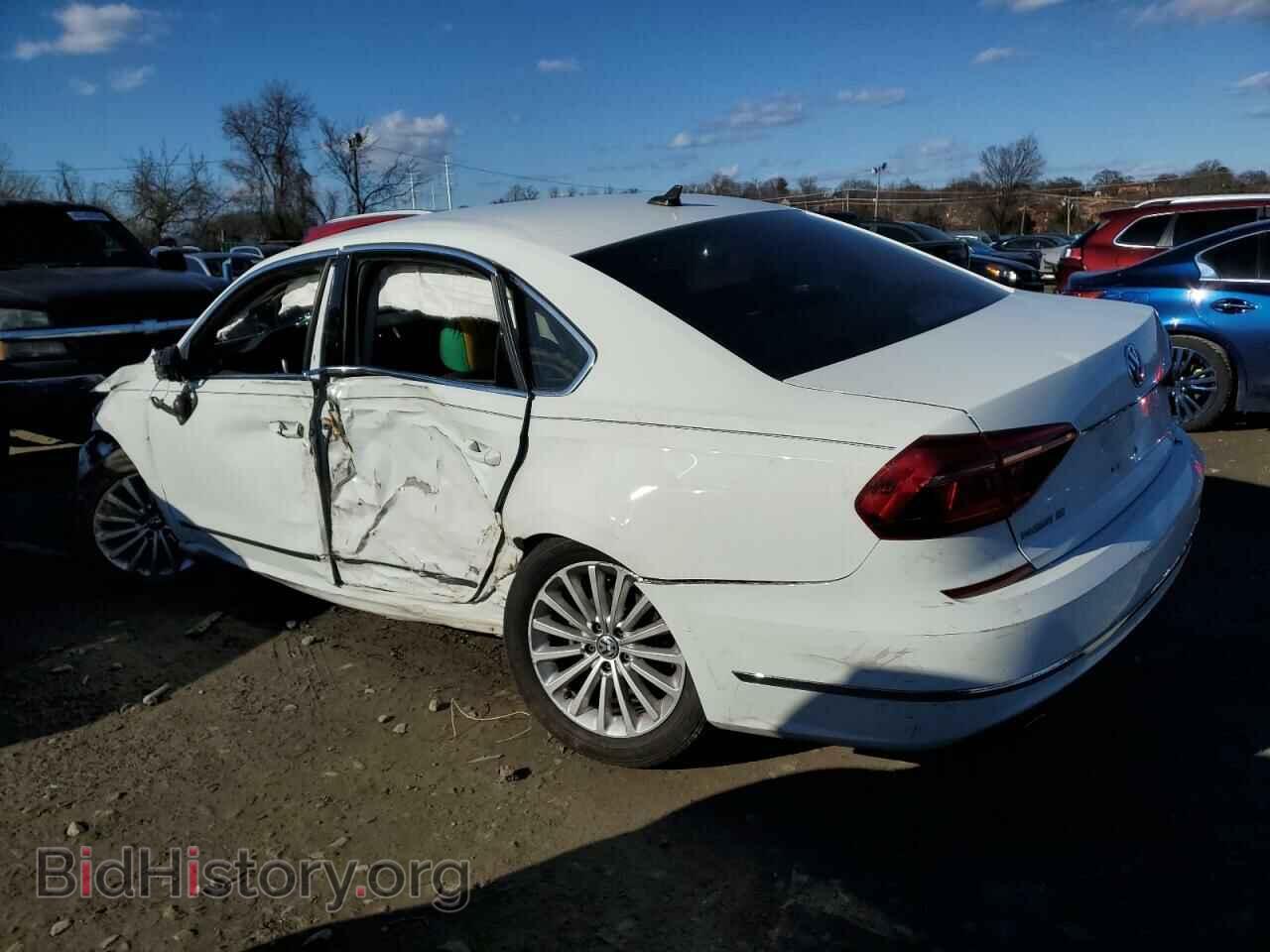 2017 VOLKSWAGEN PASSAT - VIN: 1VWBT7A32HC065943 - Фото 2