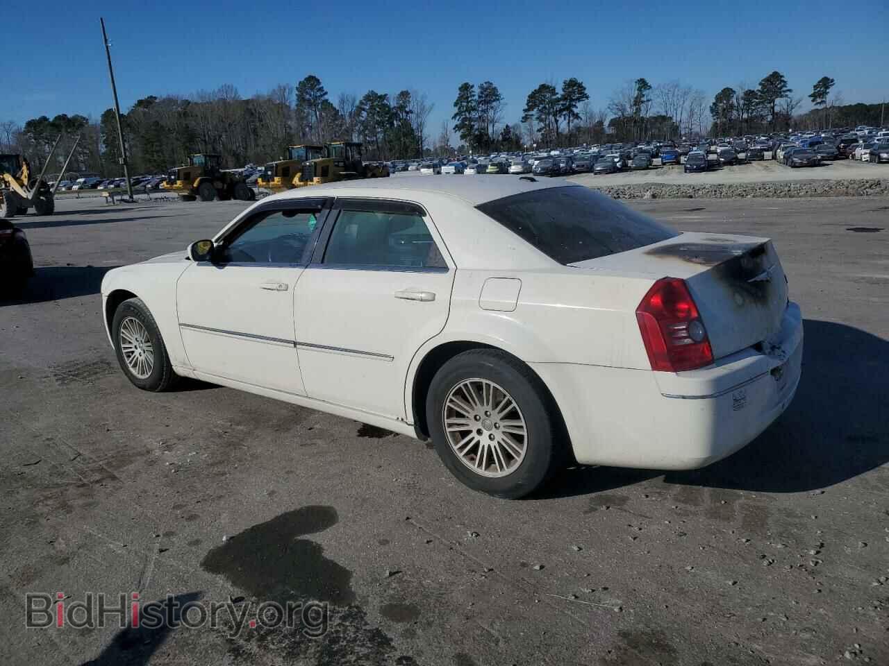 2009 CHRYSLER 300 - VIN: 2C3KA53VX9H528197 - Фото 2