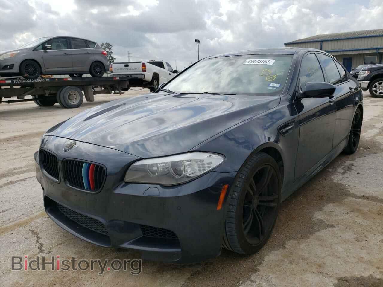2013 BMW M5 - VIN: WBSFV9C57DD095851 - Фото 2