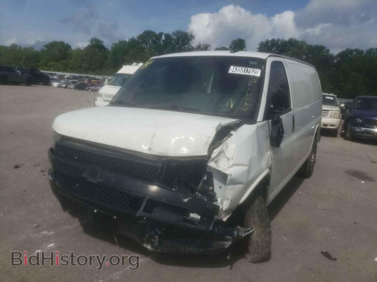 2019 CHEVROLET EXPRESS - VIN: 1GCWGAFP0K1330668 - Фото 2