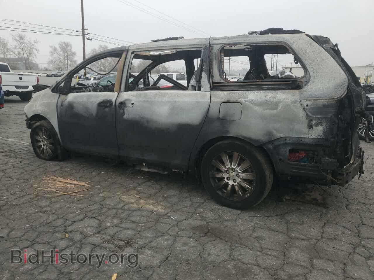 2017 TOYOTA All Models - VIN: 5TDYZ3DC6HS885795 - Фото 2