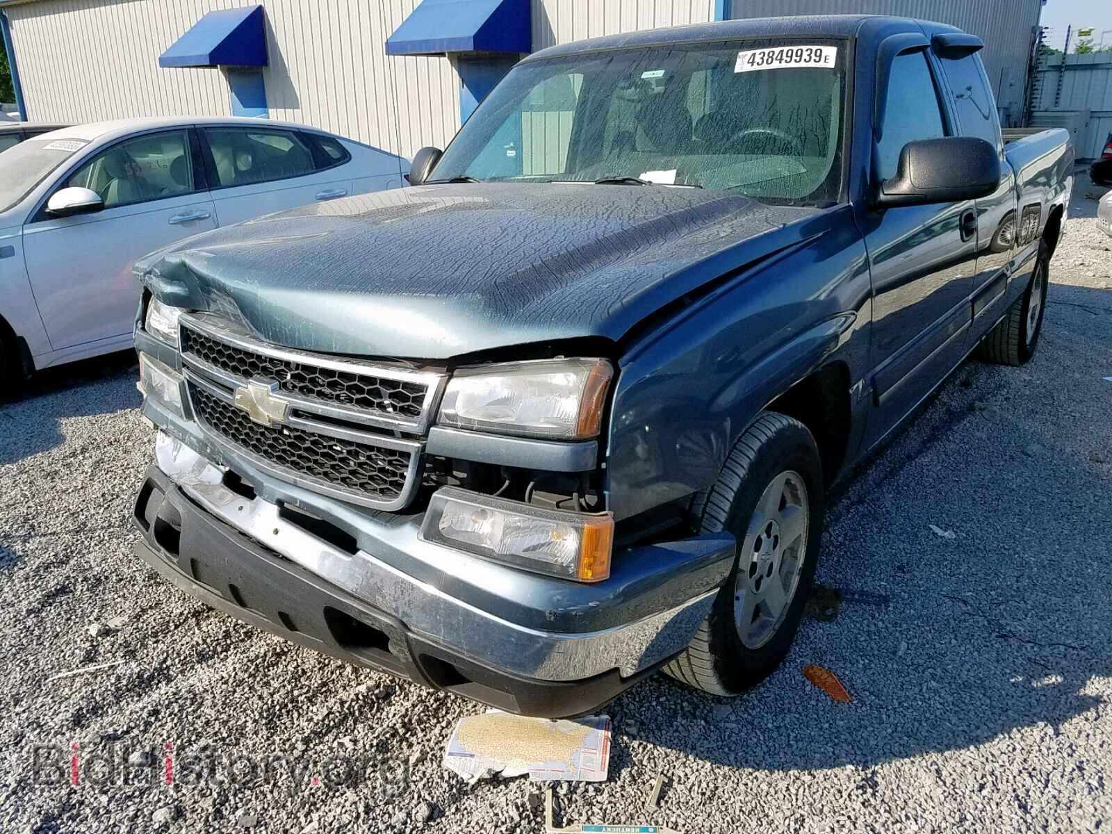 2006 CHEVROLET SILVERADO - VIN: 1GCEC19T66Z297585 - Фото 2