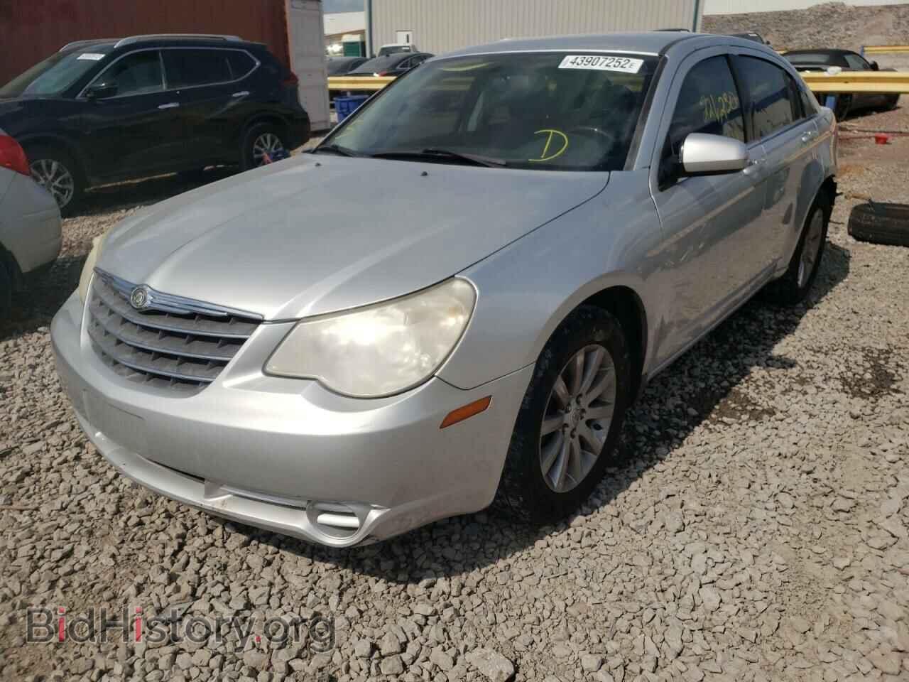 2010 CHRYSLER SEBRING - VIN: 1C3CC5FB5AN229485 - Фото 2