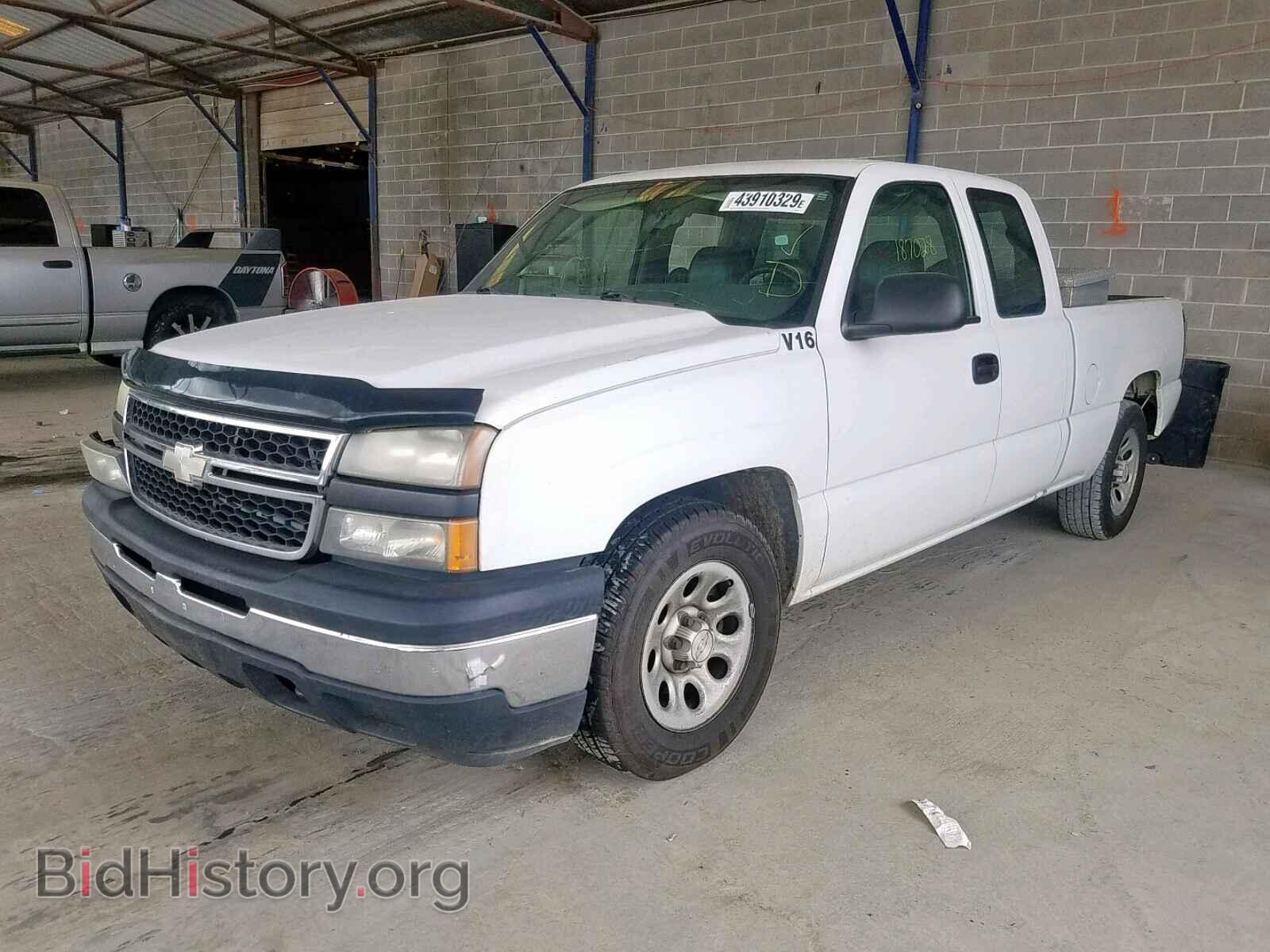 2006 CHEVROLET SILVERADO - VIN: 2GCEC19VX61106440 - Photo 2