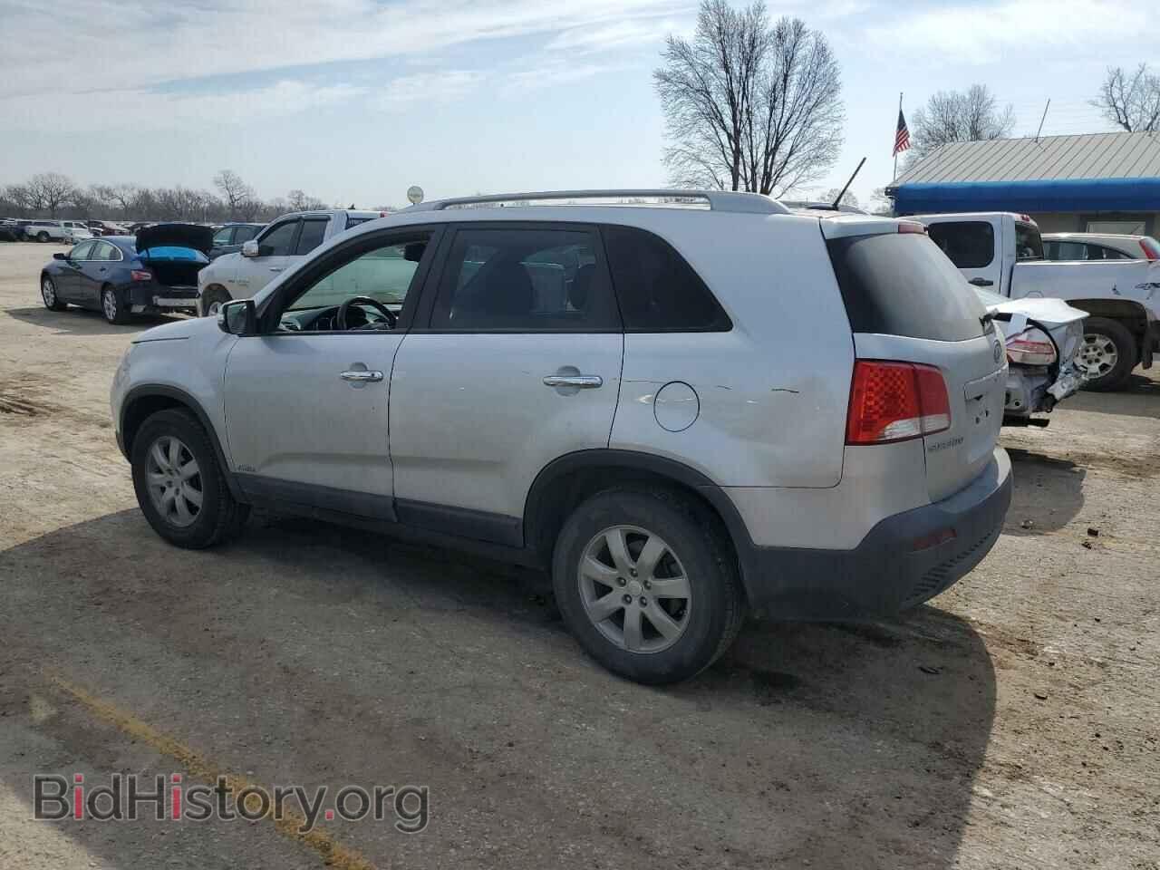 2011 KIA SORENTO - VIN: 5XYKTCA12BG026217 - Фото 2