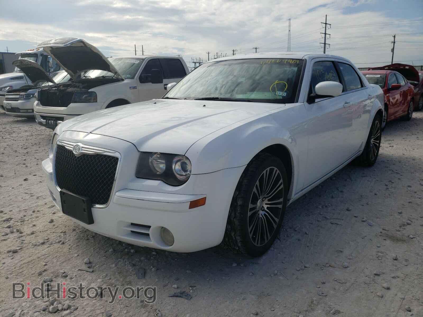 2010 CHRYSLER 300 - VIN: 2C3CA2CV3AH330908 - Фото 2