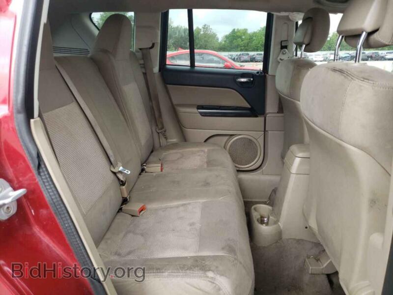 2011 Jeep COMPASS (VIN 1J4NT1FB2BD196928) — photo 6 of 10