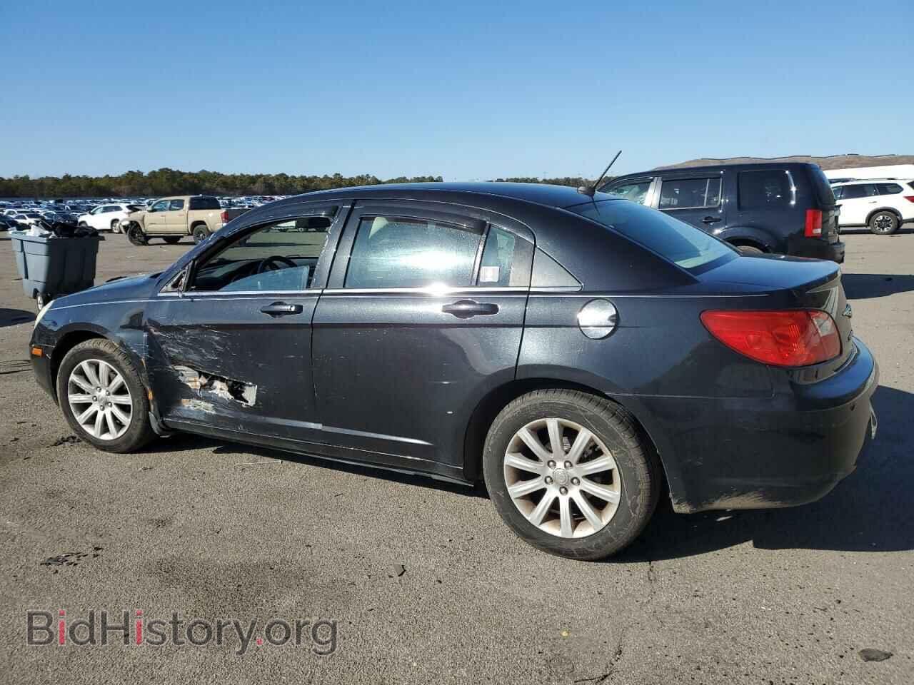 2010 CHRYSLER SEBRING - VIN: 1C3CC5FB2AN205855 - Фото 2