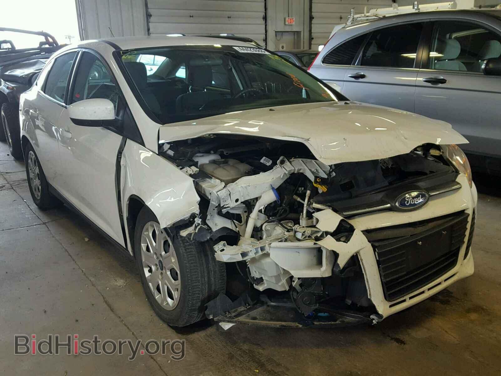 2012 Ford FOCUS Focus SE (VIN 1FAHP3F23CL330409) — фото 1 из 10, Copart, повреждение: передняя часть