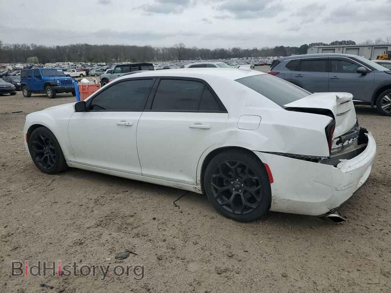 2019 CHRYSLER 300 - VIN: 2C3CCABG5KH516281 - Фото 2