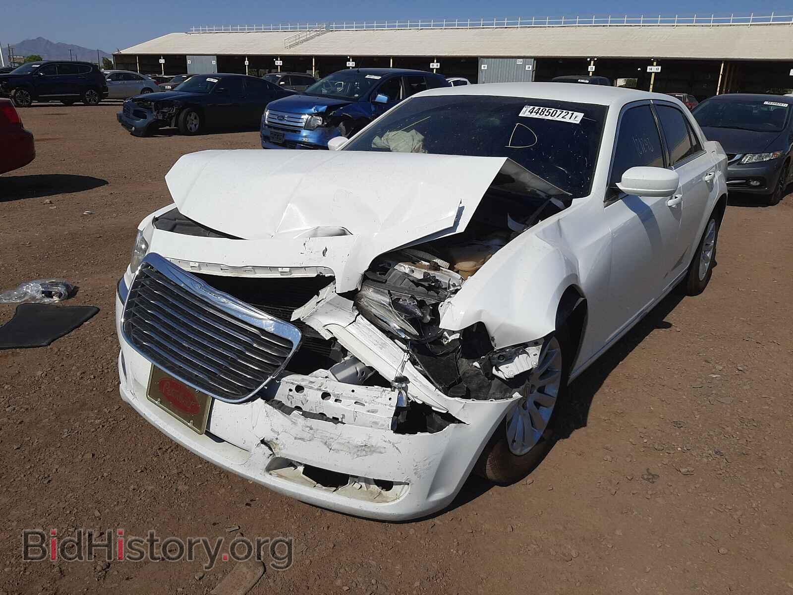 2013 CHRYSLER 300 - VIN: 2C3CCAAG9DH588413 - Фото 2