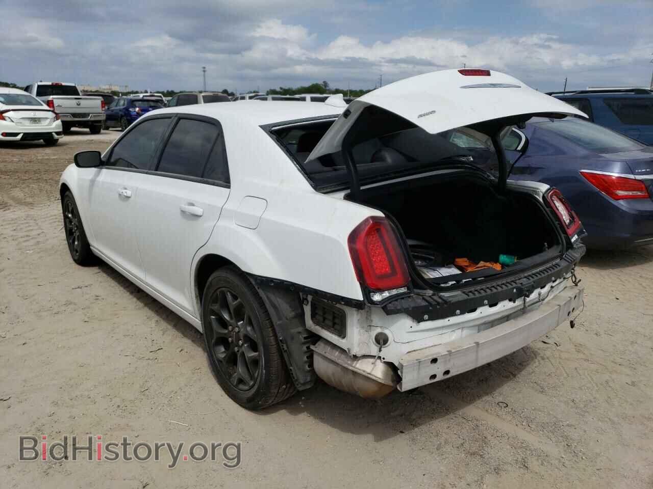 2019 CHRYSLER 300 - VIN: 2C3CCAGG3KH542631 - Фото 2