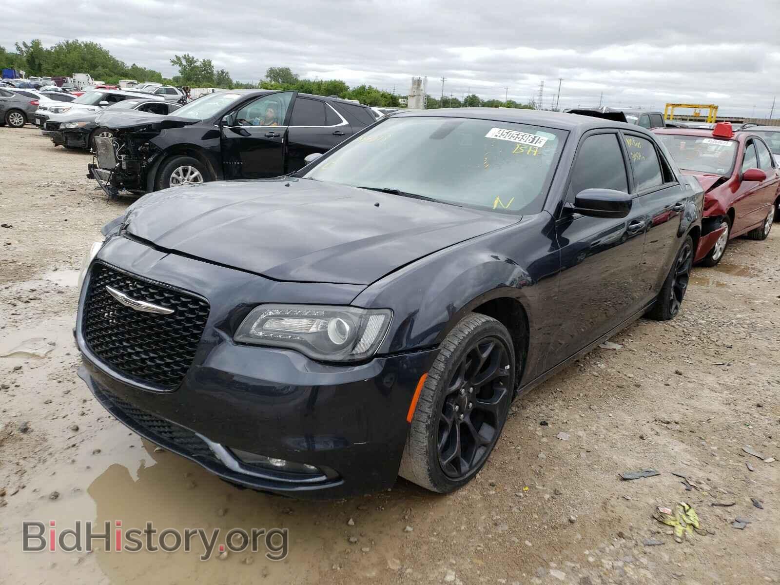2019 CHRYSLER 300 - VIN: 2C3CCABG8KH559593 - Фото 2