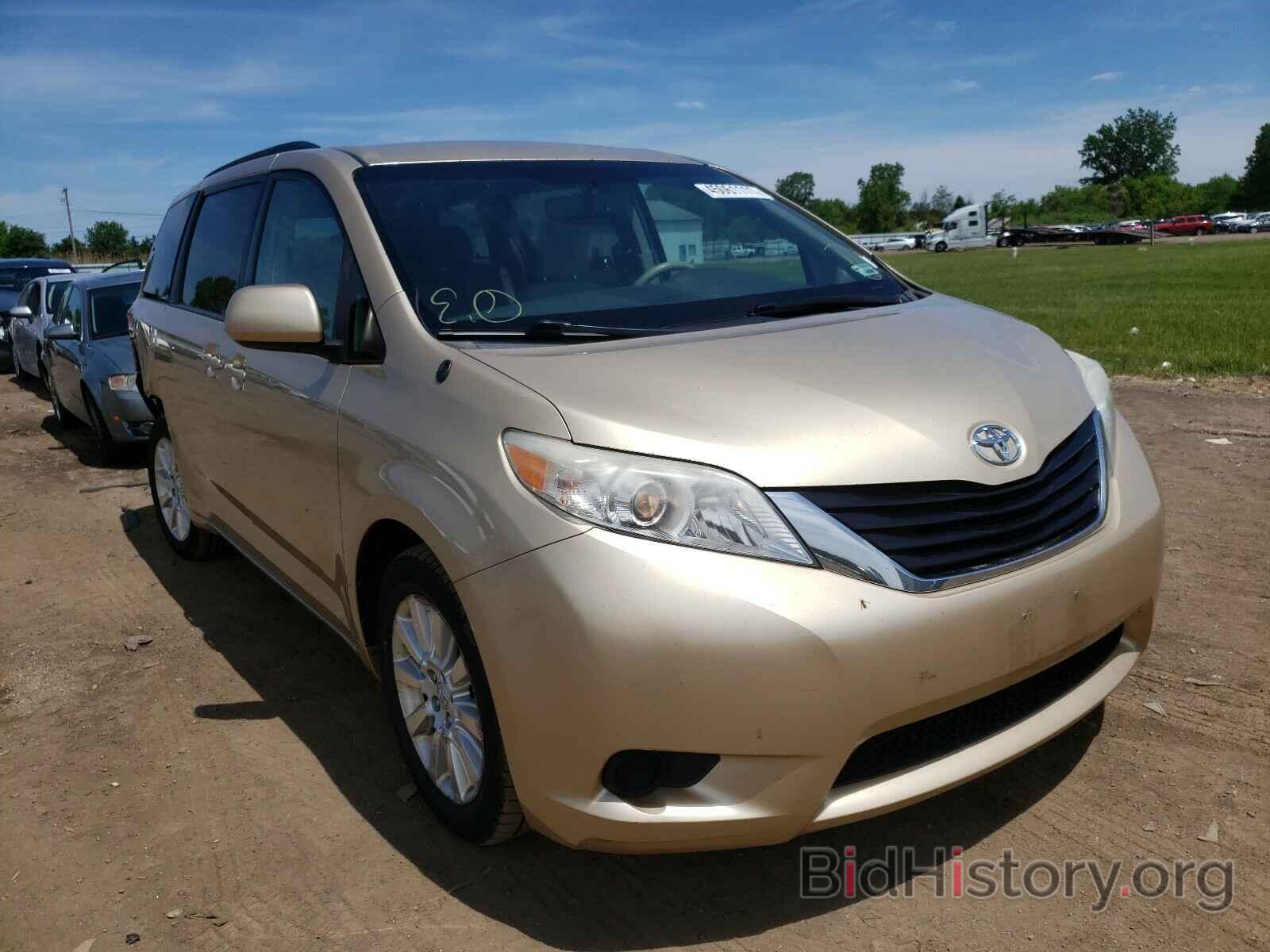 Photo 5TDJK3DC1BS003817 - TOYOTA SIENNA 2011